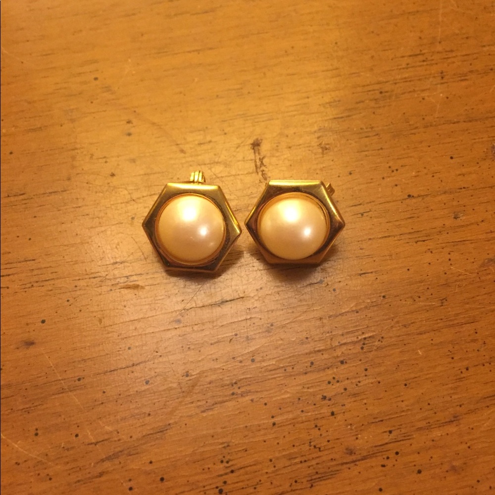 Vintage costume jewelry. Faux pearl earrings.
